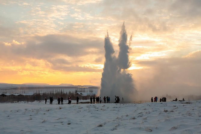 Golden Circle & Northern lights in Iceland - What You Get Included: Audio Guide, Wi-Fi, USB, and a Real Guide