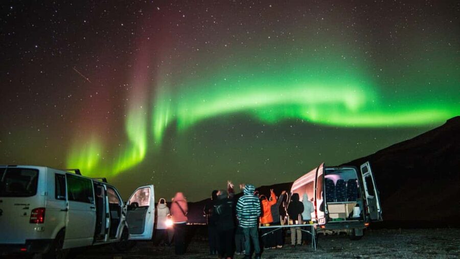 Reykjavík: 4x4 Minibus Northern Lights with Photo and Cocoa - Why a 4x4 minibus changes the Northern Lights game
