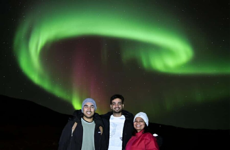 Reykjavík: 4x4 Minibus Northern Lights with Photo and Cocoa - The comfort kit that makes waiting actually workable