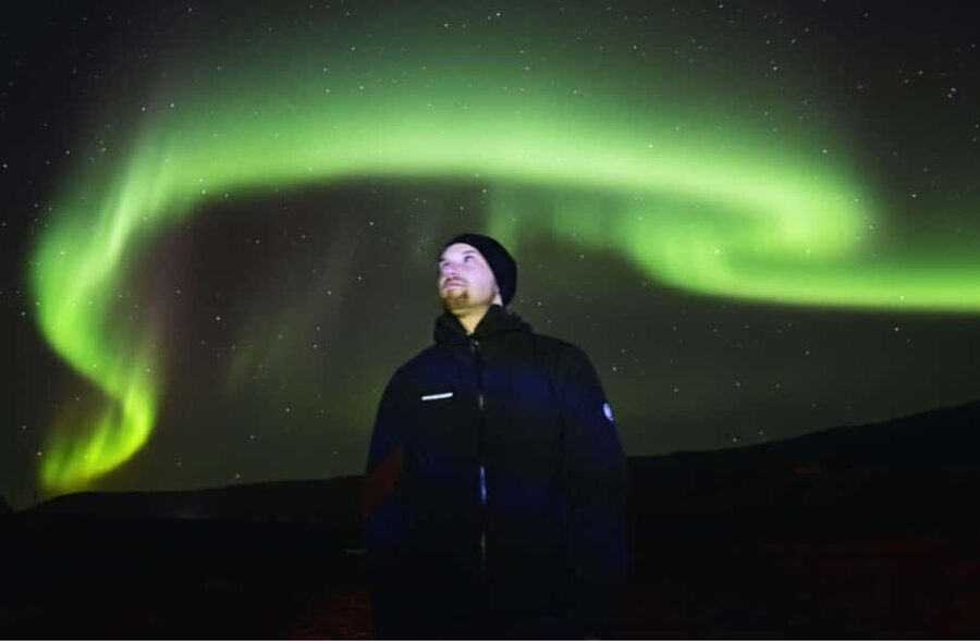 Reykjavík: 4x4 Minibus Northern Lights with Photo and Cocoa - Guided aurora photography: getting better shots without fuss