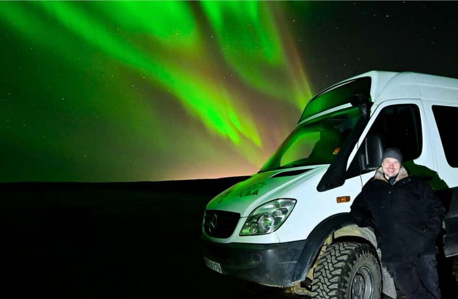 Reykjavík: 4x4 Minibus Northern Lights with Photo and Cocoa - Remote sky time, story time, and what to do with clouds