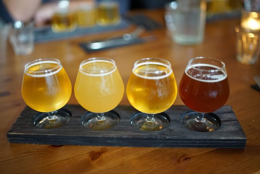 Reykjavik: Beer and Booze Tour - Finding your guide: Ingólfur Square and the two stone pillars