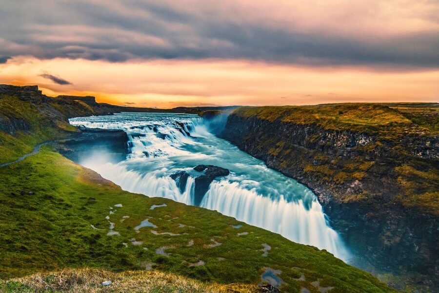 Reykjavik: Golden Circle, Tomato Farm and Kerið Crater Tour - Þingvellir National Park: parliament from 930 A.D. and the tectonic rift