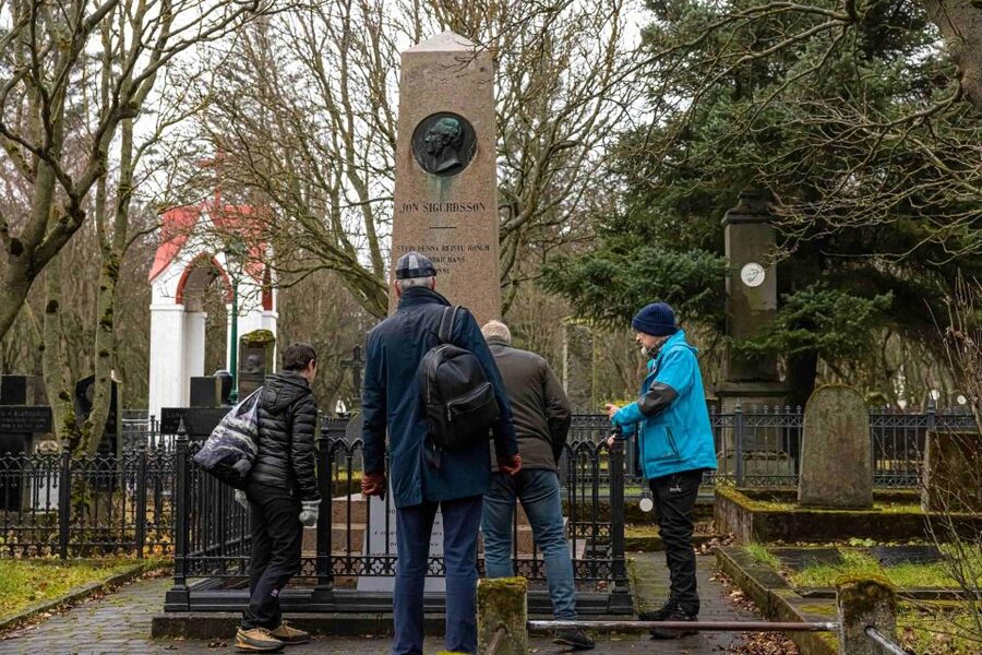 Reykjavik: Guided Folklore Walking Tour - Ingólfur Square and Aðalstræti 7: how the guide hooks you fast