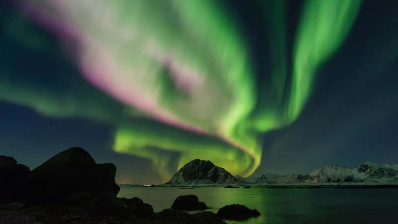 Reykjavik: Northern Lights Adventure Tour with Hot Chocolate - The science lesson you actually need for aurora watching