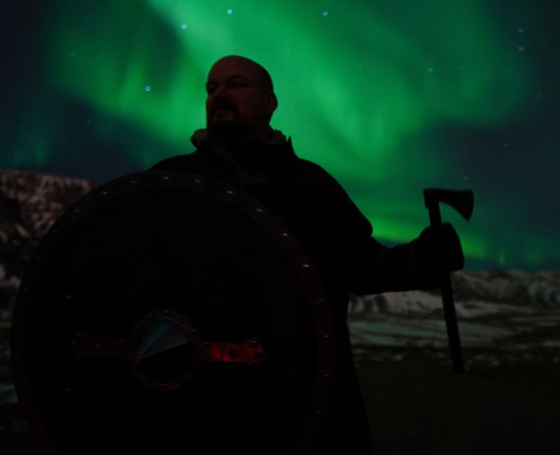 Reykjavik: Northern Lights Tour w/Pro Photos - Small Group - The rhythm of the evening: one “secret” photo stop, then a sky hunt
