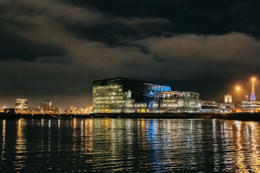 Reykjavik: Northern Lights Yacht Tour - The aurora show: what you might see and when to keep watching