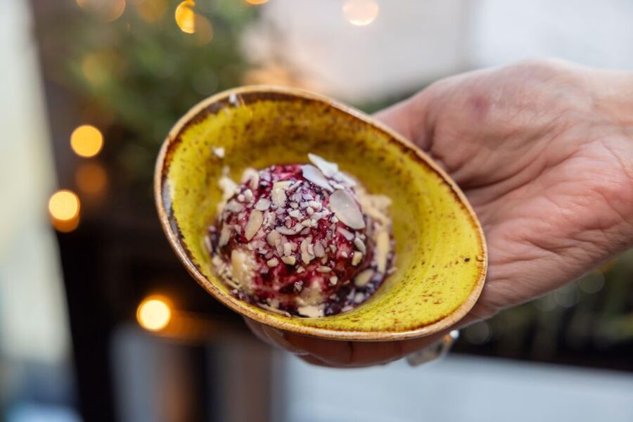 Reykjavik: The Icelandic Sweet Tooth Tour - Meeting at Ingólfur Square and getting your bearings fast