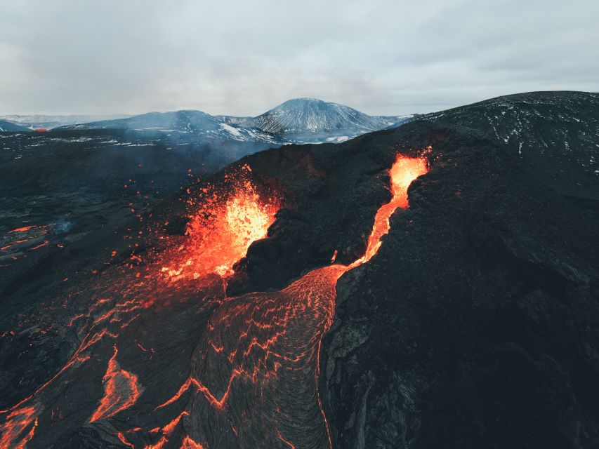 Reykjavík: Volcano Eruption Site and Reykjanes Hiking Tour - Kleifarvatn black beach: the fast photo stop that pays off