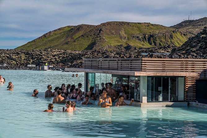Unique bathing in an Icelandic hot springs at the Blue Lagoon - Who this tour suits best